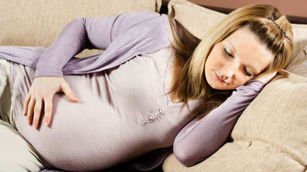 تعرفى على الطرق الصحيحة للنوم أثناء فترة الحمل للصحتك وصحة الجنين