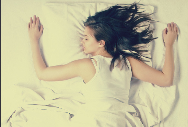 10 فوائد وأضرار لوضعيات النوم لا تستلقي على وجهك