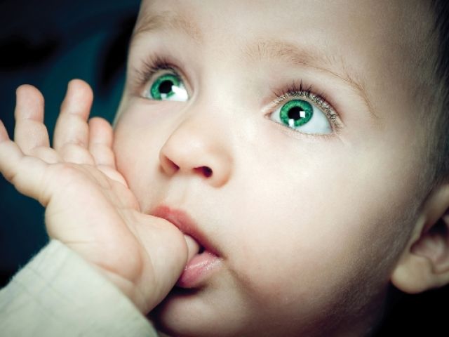 مصّ الأصابع لدى الأطفال هل يشوّه أسنانهم وأصابعهم؟