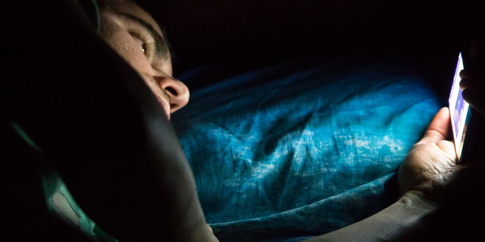 ما يحدث لدماغك عند النظر إلى الهاتف قبل النوم