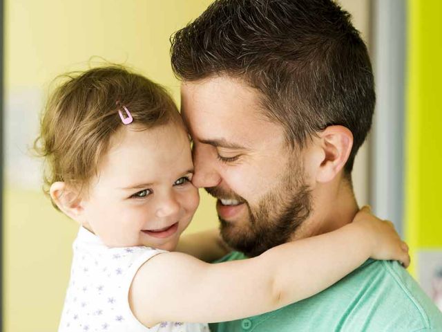 هل من الطبيعي أن يحب طفلك والده أكثر منك؟