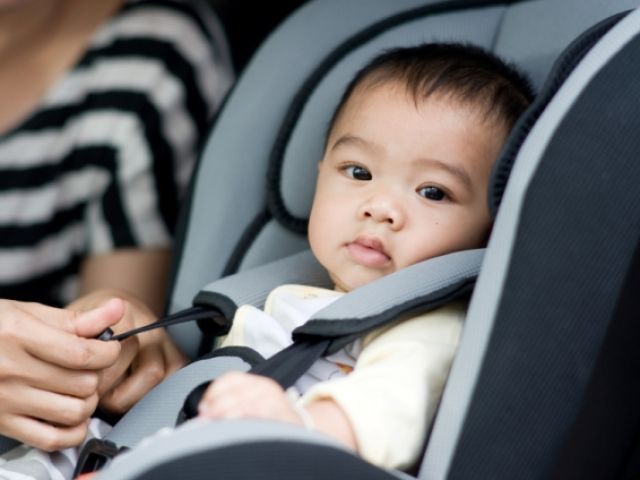 تعلمي كيفية استخدام كرسي الطفل بشكل صحيح في السيارة؟