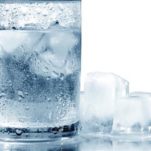 تناول الماء المثلج يصيب بـ 3 أضرار خطيرة