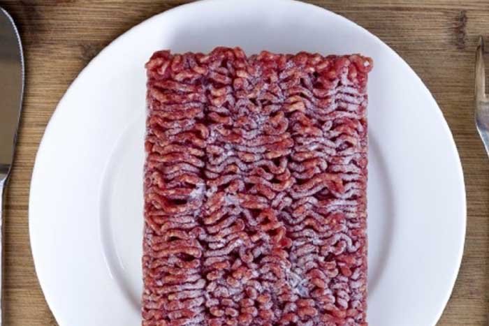 كيف يمكن إذابة الجليد عن اللحم المجلّد بدون أن يتلف اللحم ويتحول إلى وكر للبكتيريا
