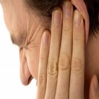 العلاجات المنزلية الفعالة لتخفيف وتقليل آلام الأذن المزعجة
