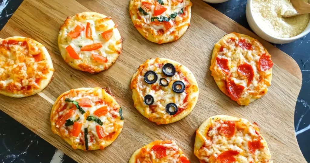 طريقة عمل ميني بيتزا للأطفال في البيت بطعم المطاعم 1 362e21a36e6cc3271ede7dfe7fd1f474