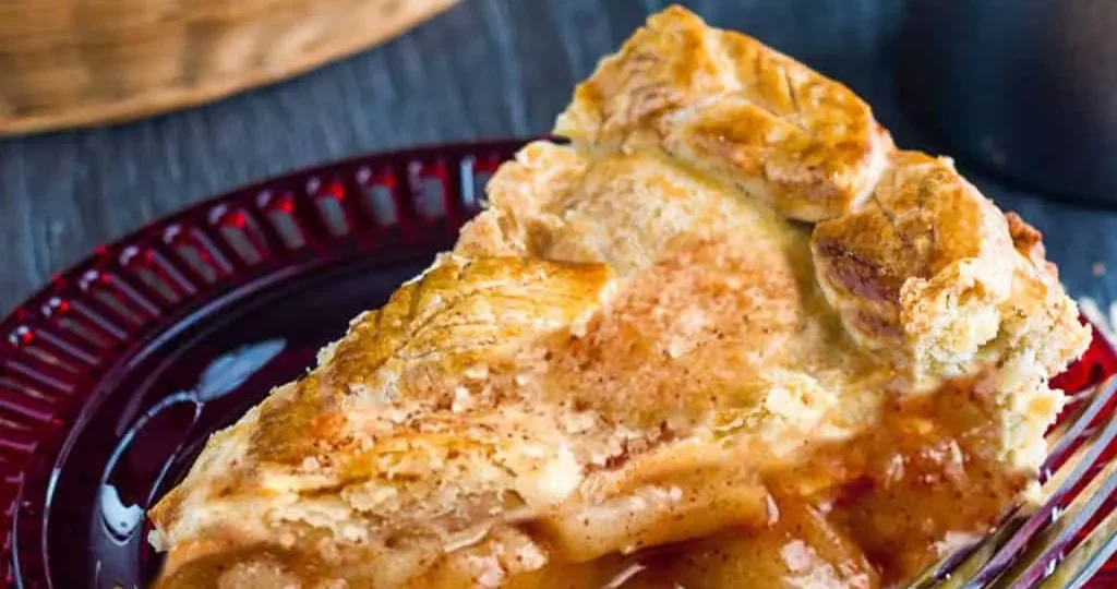 فطيرة التفاح المكرملة.. حلوى منزلية ذهبية بطعم يذوب في الفم 1 Apple Pie 2 1024x1536 1