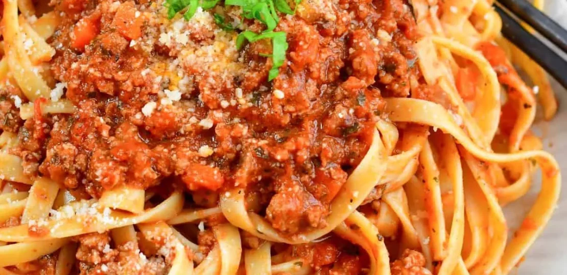 مكرونة بالبولونيز المنزلية بمذاق إيطالي غني وتكلفة اقتصادية 1 Bolognese sauce with pasta on a plate sq