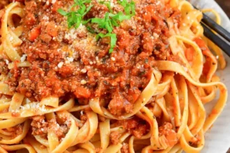 مكرونة بالبولونيز المنزلية بمذاق إيطالي غني وتكلفة اقتصادية 4 Bolognese sauce with pasta on a plate sq