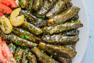طاجن ورق العنب بالكوارع: وصفة فاخرة بطعم مصري أصيل يشعل السفرة 2 Vegetarian Stuffed Grape Leaves 9