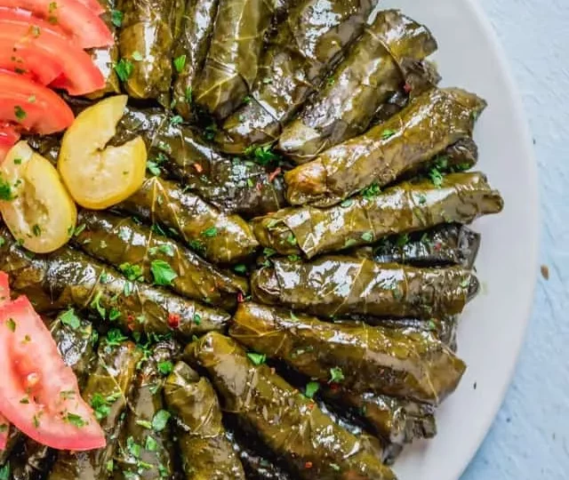 طاجن ورق العنب بالكوارع: وصفة فاخرة بطعم مصري أصيل يشعل السفرة 1 Vegetarian Stuffed Grape Leaves 9