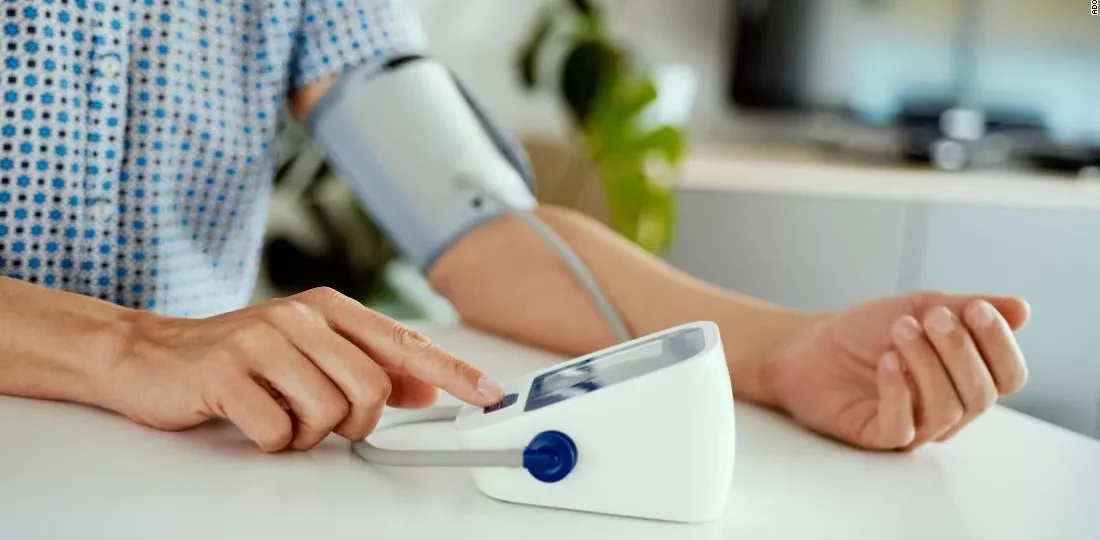 لماذا يرتبط ارتفاع ضغط الدم بزيادة خطر الخرف مع التقدم بالعمر؟ 1 blood pressure brain health dementia