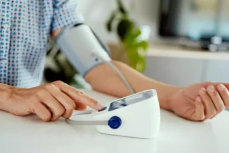 لماذا يرتبط ارتفاع ضغط الدم بزيادة خطر الخرف مع التقدم بالعمر؟ 1 blood pressure brain health dementia