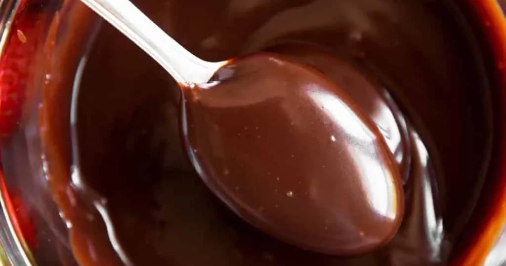 طريقة عمل صوص الشوكولاتة في البيت بمذاق كريمي وتكلفة قليلة جدًا 1 chocolate sauce recipe image 5 1024x1536 1