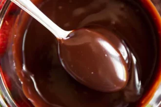 طريقة عمل صوص الشوكولاتة في البيت بمذاق كريمي وتكلفة قليلة جدًا 2 chocolate sauce recipe image 5 1024x1536 1