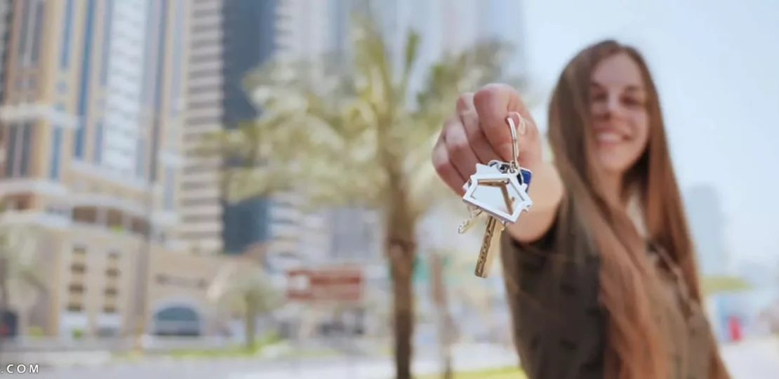 شراء العقارات في دبي للأجانب بين التملك الحر والإقامة 1 Dubai real estate skyline