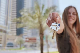 شراء العقارات في دبي للأجانب بين التملك الحر والإقامة 10 Dubai real estate skyline