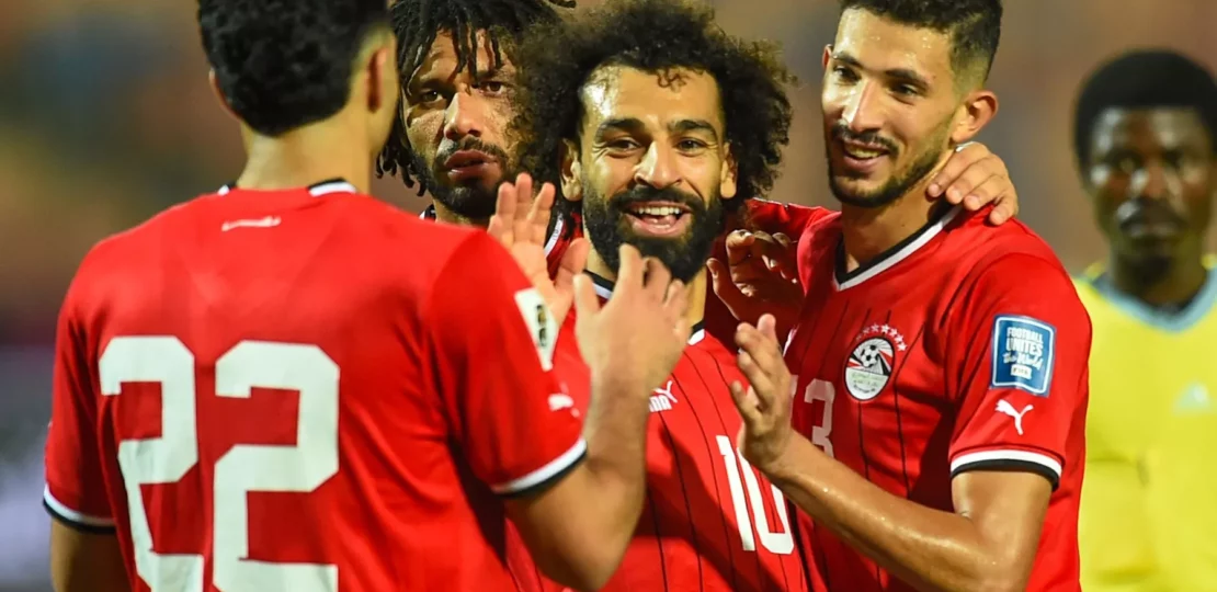 مصر تنجو من مفاجأة بنين بصعوبة وتخطف بطاقة ربع النهائي بتوقيع محمد صلاح 1 egypt national team players celebrate goal