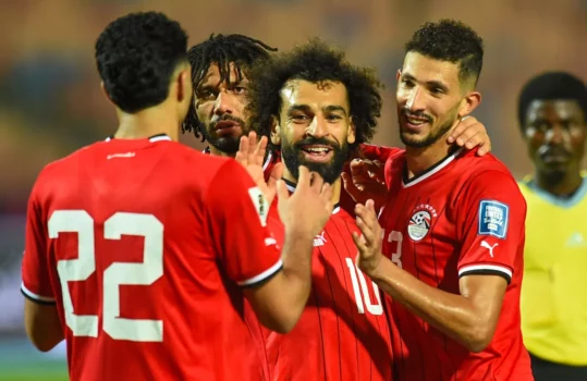مصر تنجو من مفاجأة بنين بصعوبة وتخطف بطاقة ربع النهائي بتوقيع محمد صلاح 32 egypt national team players celebrate goal