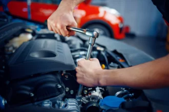 تجنب هذه الأخطاء للحفاظ على محرك السيارة وإطالة عمره لسنوات إضافية 1 engine repair scaled 1