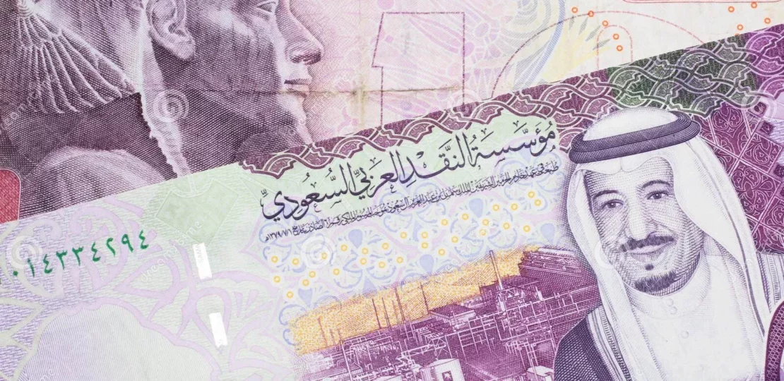 انخفاض مفاجئ في سعر الريال السعودي اليوم بمصر.. تراجع جديد في البنوك منتصف التعاملات 1 five saudi riyal bank note egyptian pound ten bill colorful arabia close up macro 190472887