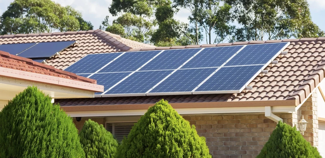 الطاقة الشمسية في المنازل والمجتمع.. دليل شامل لفوائدها وأهم استخداماتها الحديثة 1 home solar energy systems