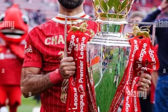 محمد صلاح يتصدر قائمة أساطير البريميرليج ضمن أفضل 10 لاعبين في التاريخ 1 liverpools mohamed salah celebrates with the premier league trophy after the premier league match at anfield liverpool picture date sunday may 25 2025 3BDPN3E