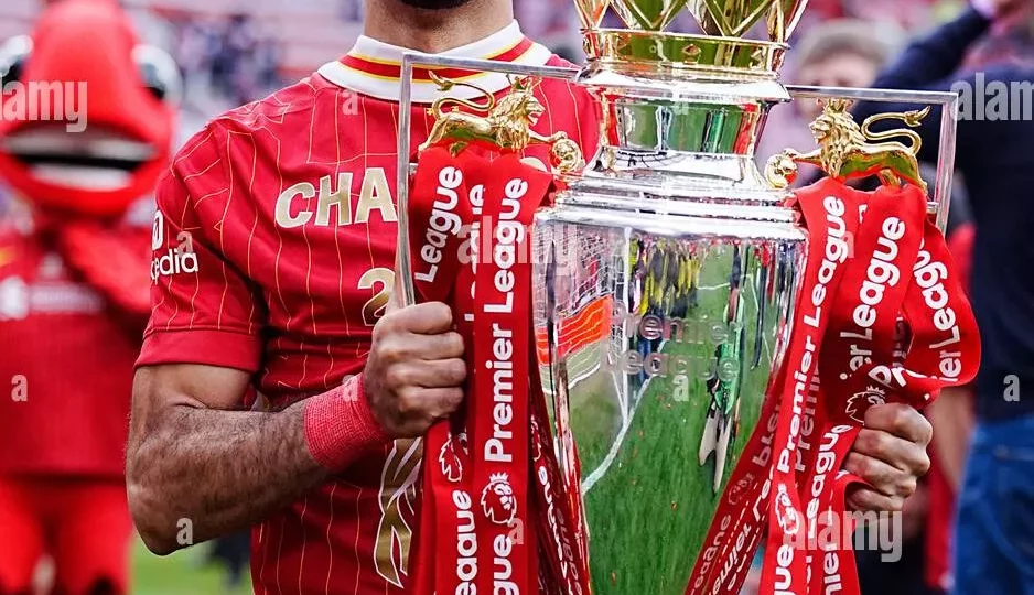 محمد صلاح يتصدر قائمة أساطير البريميرليج ضمن أفضل 10 لاعبين في التاريخ 1 liverpools mohamed salah celebrates with the premier league trophy after the premier league match at anfield liverpool picture date sunday may 25 2025 3BDPN3E