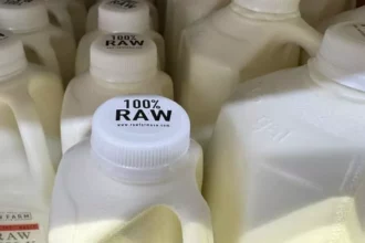 شرب الحليب سر اللبيب: عادة يومية تصنع فرقًا لصحتك 13 milk glass healthy lifestyle