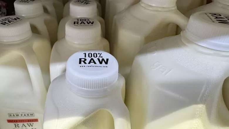 شرب الحليب سر اللبيب: عادة يومية تصنع فرقًا لصحتك 1 milk glass healthy lifestyle