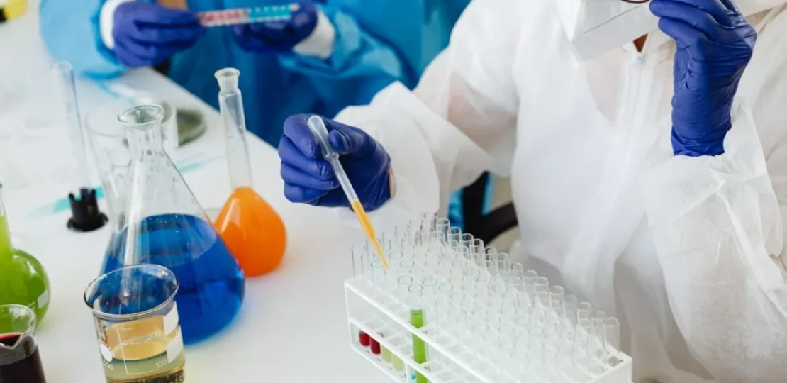 المواد الكيميائية الأبدية تهدد الكبد: كيف تقلل التعرض لها؟ 1 PFAS chemicals kitchen products