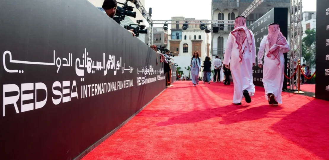 خريطة المهرجانات في السعودية تعكس تنوع الثقافة والترفيه 1 Saudi festivals event crowd