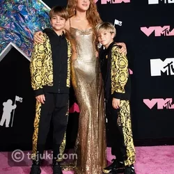 شاكيرا تختار الأردن لمحطة مميزة في جولتها العالمية 2026 1 Shakira live concert stage