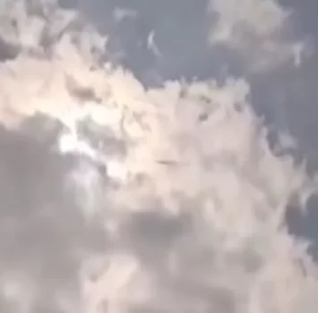 ماذا تعني رؤية جسم غريب يحلق في السماء أثناء المنام؟ 41 strange object flying in sky dream