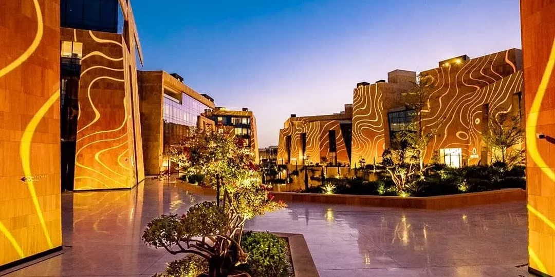 فيا رياض تتصدر موسم الرياض: أسرار منطقة تجاوزت المليون زائر 1 Via Riyadh luxury district night