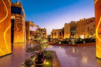 فيا رياض تتصدر موسم الرياض: أسرار منطقة تجاوزت المليون زائر 14 Via Riyadh luxury district night