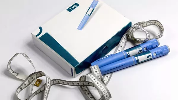 حقنة حديثة لإنقاص الوزن تتفوق بنتائج قياسية خلال عام واحد 1 weight loss injection medical illustration