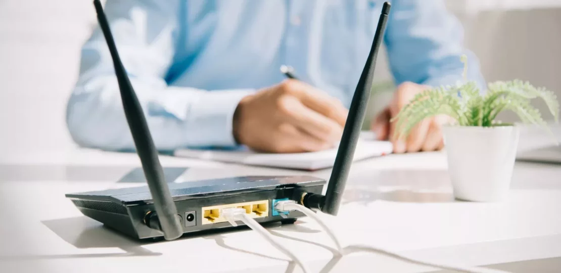 لا تضع الراوتر قرب هذه الأشياء.. 6 أسباب خفية تضعف الإنترنت داخل منزلك 1 wifi router placement 4