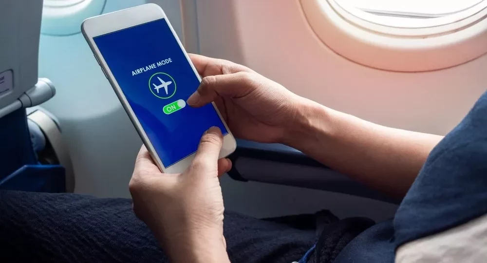 لماذا وضع الطيران يحمي جسمك أثناء السفر الجوي؟ 1 airplane mode flight health