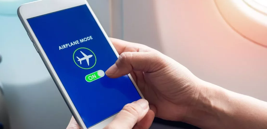 ماذا يحدث عند تفعيل وضع الطيران في الهاتف؟ 1 airplane mode smartphone screen