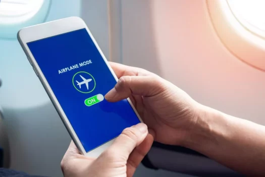 ماذا يحدث عند تفعيل وضع الطيران في الهاتف؟ 12 airplane mode smartphone screen