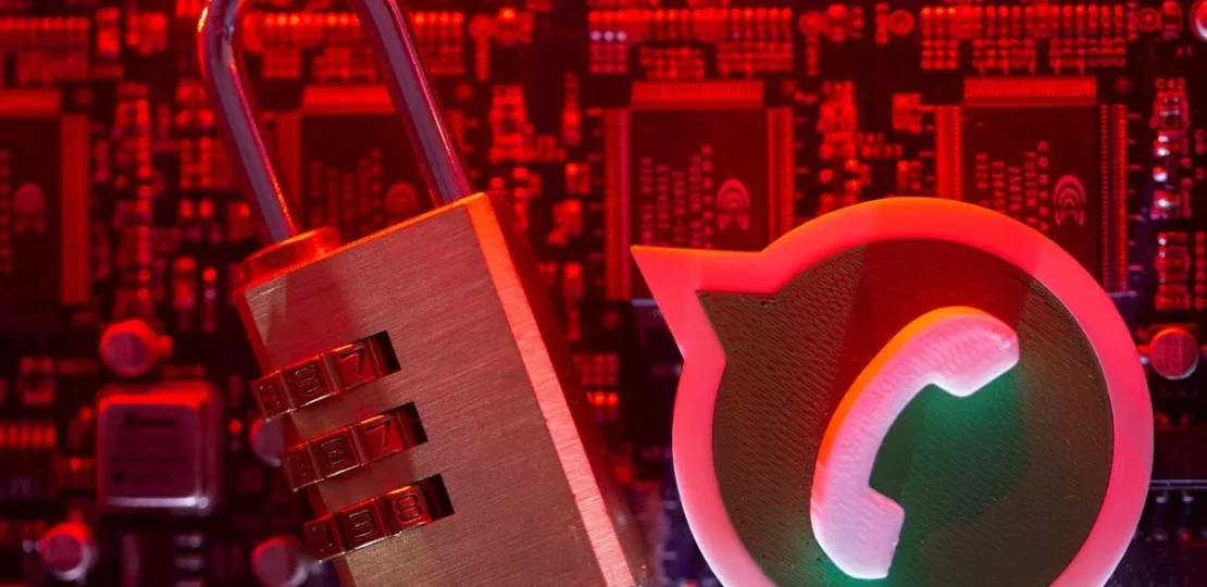 تحذير عاجل.. تطبيقات تجسس تسرق رسائل واتساب 1 android phone malware warning screen