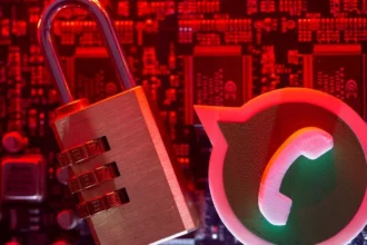 تحذير عاجل.. تطبيقات تجسس تسرق رسائل واتساب 3 android phone malware warning screen