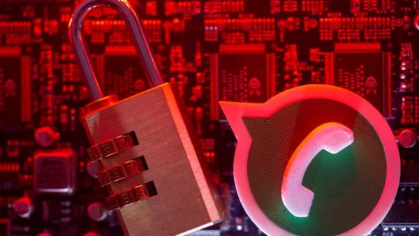 تحذير عاجل.. تطبيقات تجسس تسرق رسائل واتساب 7 android phone malware warning screen