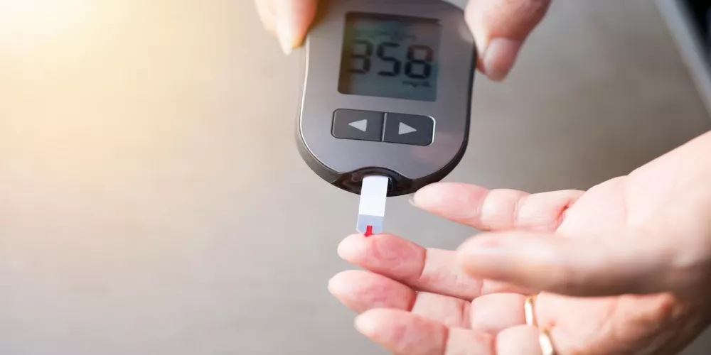 checking blood sugar with glucometer during Ramadan