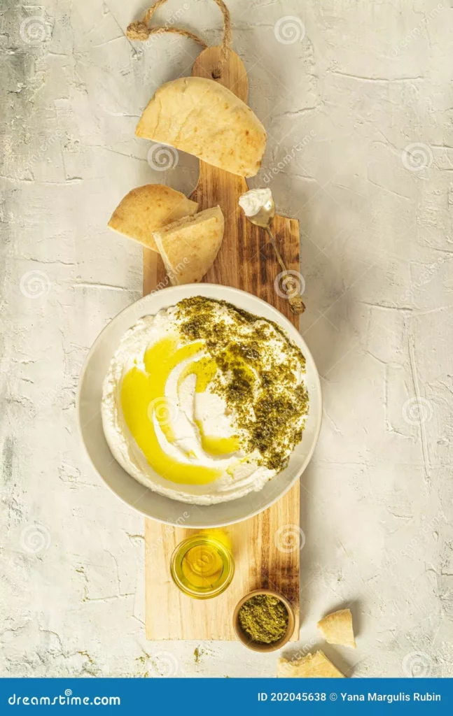 طريقة عمل جبنة بيضاء بزيت الزيتون والزعتر