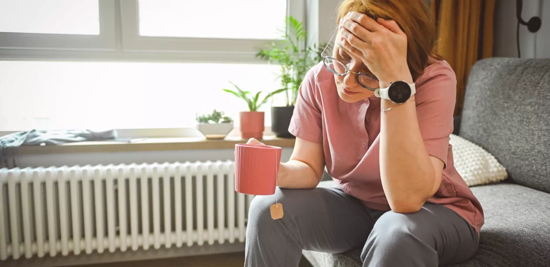 هل يسبب التوتر انقطاع الطمث المبكر؟ توضيح علمي مهم 1 female stress hormones illustration