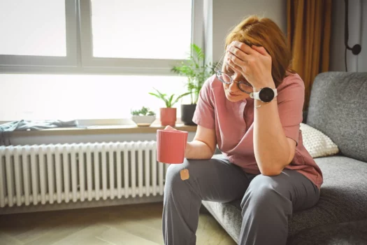 هل يسبب التوتر انقطاع الطمث المبكر؟ توضيح علمي مهم 1 female stress hormones illustration