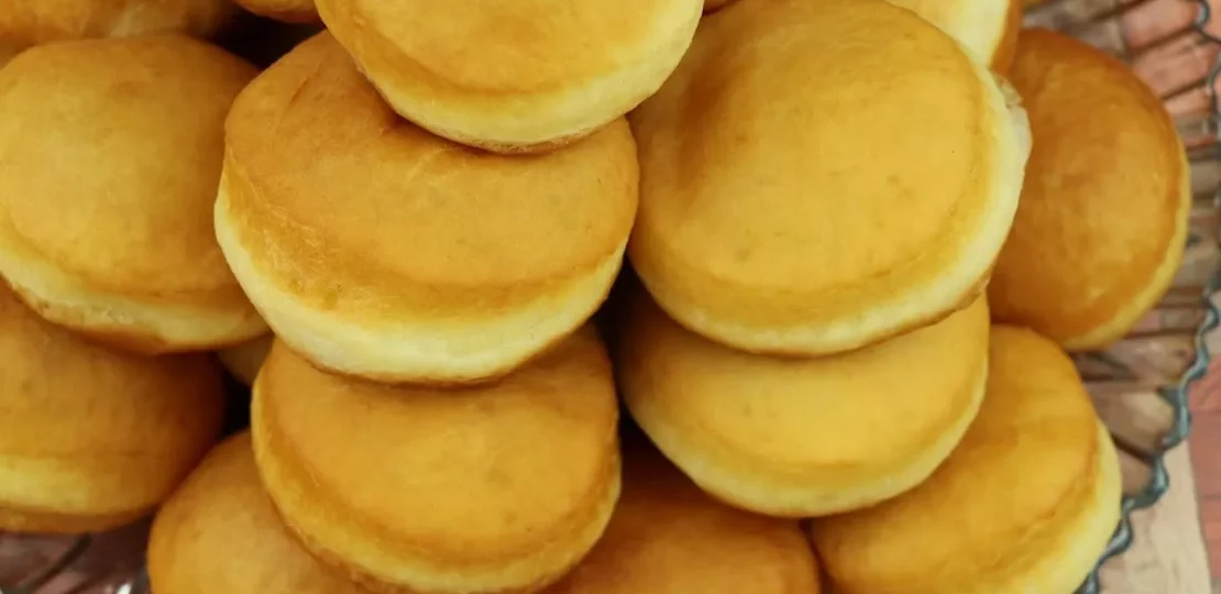 فطائر الشاي السريعة في الطاسة هشة ومنفوخة 1 fluffy pan fried pastries