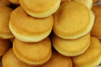 فطائر الشاي السريعة في الطاسة هشة ومنفوخة 2 fluffy pan fried pastries